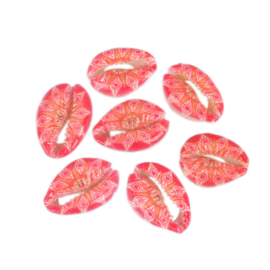 5 x  handbeschilderde kauri kralen met roze rood motief 25 x 17mm-18mm x 14mm