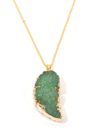Halsketting met natuursteen hanger Crystal quartz veer 45-50cm Goudkleur/Donker groen
