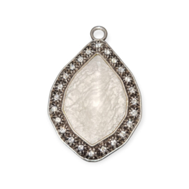 Grote metalen hanger antiek zilverkleur voor een sjaal of ketting  sjaal bedel 50 x 74 x 13mm, Gat c.a. 6mm witte resin