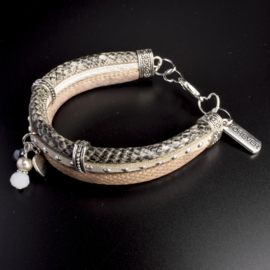 Prachtige armband, verstelbaar met metalen elementen w.o. bedel forever