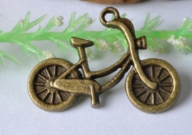 4 x tibetaans zilveren bedel van een oma fiets 18 x 26mm geel koper