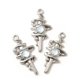 1 x Bedel Toverstaf platinum kleur (Rack Plating) met sky blue steentje – 37 x 17,5 x 5,5 mm – oogje ca. 2 mm – nikkelvrij
