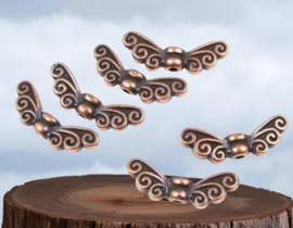 4 x Metalen vleugelkraal – roodkoper kleur – 6 x 22 x 4 mm – rijggat ca. 1 mm