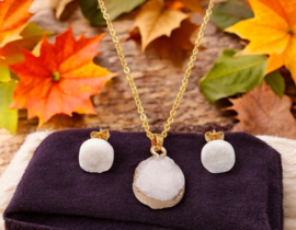 Set van natuursteen  crystal quartz  halsketting en oorstekers /Melkwit/Goudkleur