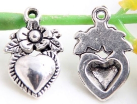 10x Prachtige Tibetaans zilveren bedel hart met bloem 19x12mm