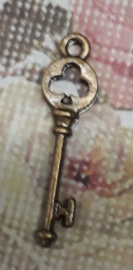 6 x prachtig bedeltje sleutel geelkoper 30x 7mm
