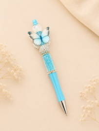 1 x Handgemaakte kralenpen met vlinder en strass ca. 14 cm – lichtblauw