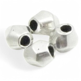 2 x DQ metaal kraal rombus 4mm antiek zilverkleur  gat 1,6 mm  (Nikkelvrij)
