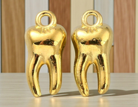 4 x bedeltjes tand/kies – 15,5 x 7,5 x 5 mm – oogje 1,6 mm – goudkleur