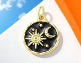 Bedel zwarte emaille met zon en maan, 18K Gold plated 15 x 13 x 2mm oogje 3,4mm