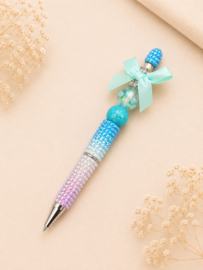 1 x Handgemaakte kralenpen met strik, strass en bloemetjes ca. 14 cm – blauw