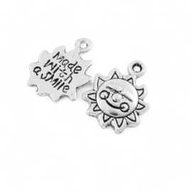 4 x Metalen tekst bedeltje van een zon "Made with a smile", antiek zilverkleur 16 x 12,5 mm  oogje: 2,5mm