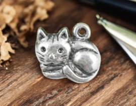 6 x Metalen bedel van een poes, antiek zilverkleur afm.  14,5 x 13 x 3mm oogje 2mm (Nikkelvrij)