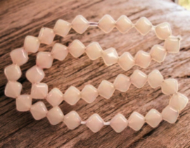 10 x vierkante kralen van melkglas 10 x 10 x 5mm licht roze gat: 1,15mm