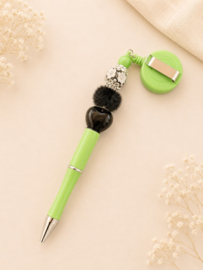 1 x Handgemaakte kralenpen met uittrekbaar koord, fluffy bal en roosjes ca. 14 cm – groen