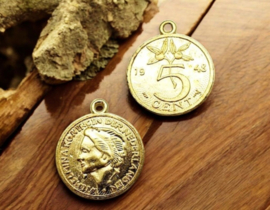2 x Metalen bedel van 5 cent Nederland, goudkleur afm. 24,7 x 21mm oogje 1,7mm