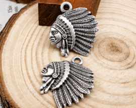 2 x Metalen bedel Indiaan 22 x 18 mm – oogje 1,5 mm – antiek zilverkleur