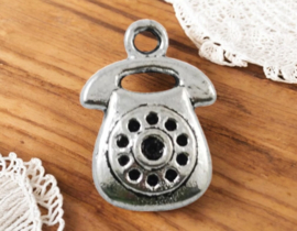 4 x Metalen bedeltje van een telefoon, antiek zilverkleur afm. 18 x12 x 3mm oogje: 2mm