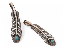 1 x Metalen bedel veer 57 x 16mm, antiek zilverkleur met turquoise steentje oogje 9,2 x 3,7mm