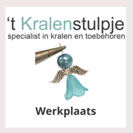 Onze werkplek vol met kralen!