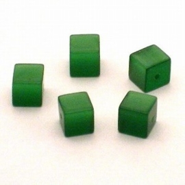10 x Glaskraal kubus cate-eye 8mm middel groen