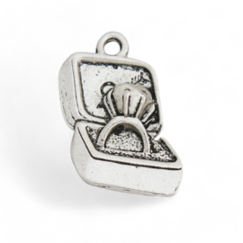 4 x Metalen bedeltje van een sieradendoosje met ring, antiek zilverkleur afm. 20 x 10 x 5mm oogje: 2mm