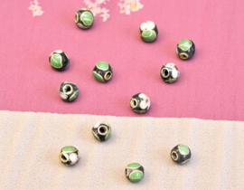 5 x Handgemaakte cloisonné kralen mix ca. 6 mm – zwart groen – gat ca. 1 mm