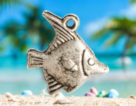 4 x Metalen bedel van een koraalvlinder vis (Butterflyfish) antiek zilverkleur afm. 17,5 x 17 mm oogje 1mm