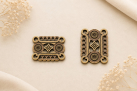 1 x DQ metalen verdeler Jolie 22 x 28,5 x 2 mm – gaten 2,2 en 3,2 mm – geelkoperkleur (Nikkelvrij)