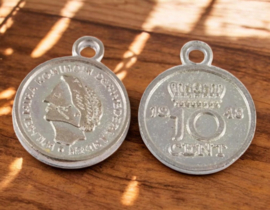 6 x Metalen bedeltje van een  Wilhelmina dubbeltje muntje, antiek zilverkleur 15mm, oogje 2mm