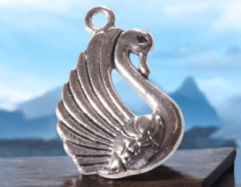 1 x Metalen bedel van een zwaan, antiek zilverkleur 3D afm. 23,5 x 15,5mm
