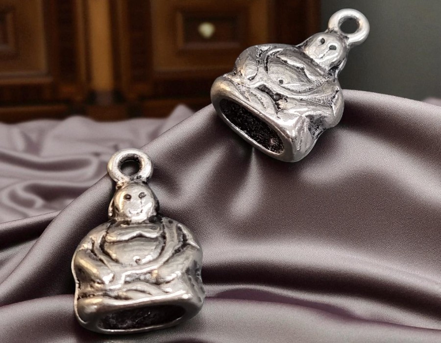 2 x Metalen Boeddha eindkapje – antiek zilverkleur – 16 x 10 x 5 mm – Ø gat ca. 7,4 mm – oogje ca. 1,5 mm