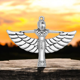Grote metalen Egypstische Farao bedel met vleugels, antiek zilverkleur, afm. 56 x 42mm oogje 2mm