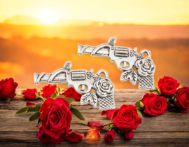 4 xMetalen bedel van een pistool met een roos, antiek zilverkleur 30 x 20 x 3mm oogje 2mm (Nikkelvrij)
