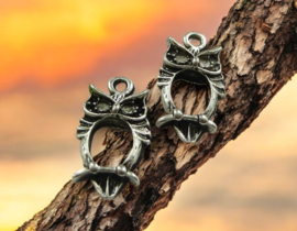 6 x Metalen bedeltje van een uil, antiek zilverkleur afm. 23 x 12mm