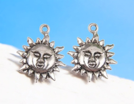 4 x Metalen bedeltje van de stralende zon, antiek zilverkleur afm. 23 x 19 x 3mm oogje 2mm