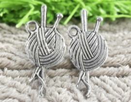 4 x Metalen bedeltje van breiwol, antiek zilverkleur afm 26 x 11mm