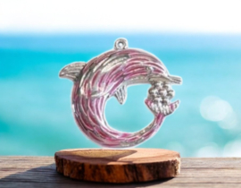 Per stuk Zilverkleurig metalen hanger dolfijn met roze epoxy 48 mm