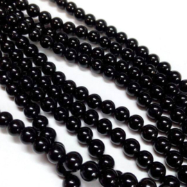 10  x  Edelsteen kraal van Onyx  8mm gat c.a. 1mm