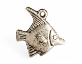 4 x Metalen bedel van een koraalvlinder vis (Butterflyfish) antiek zilverkleur afm. 17,5 x 17 mm oogje 1mm