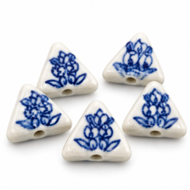 10 x Keramiek kralen driehoek met tulpen 16 x 16 x 16 x 5,3 mm – gat 1,6 mm – Delfts blauw