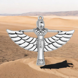 Grote metalen Egypstische Farao bedel met vleugels, antiek zilverkleur, afm. 56 x 42mm oogje 2mm