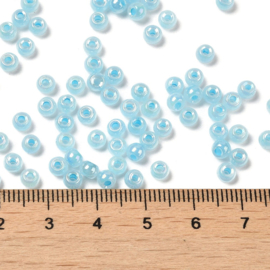 20 gram Glaskralen rocailles Ceylon 4 x 3 mm – gat 1,2 mm – Sky Blue