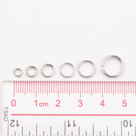 1 doosje met gemengde platinum split ringetjes Ø  4~10mm  dik 1,4mm