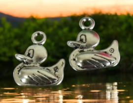 2 x Metalen bedeltje van een eendje, 3D,  antiek zilverkleur 19 x 17 x5mm oogje: 2mm