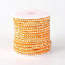 1 meter imitatie Suède leer 3mm met zilver aluminium studs oranje