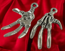 2 x Metalen hanger van een skelet klauw hand  antiek zilverkleur 32 x 19 x 3mm oogje: 2mm