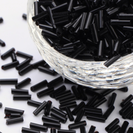 20 gram Bugles staafjes glaskralen zwart 6~8 x 1,8mm, gat: 0,6mm