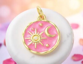 Bedel roze emaille met zon en maan, 18K Gold plated 15 x 13 x 2mm oogje 3,4mm