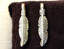 4 x Metalen bedeltje van een veer, antiek zilverkleur 18,5 x 4 x 1mm oogje 1mm